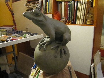 rana in bronzo statua